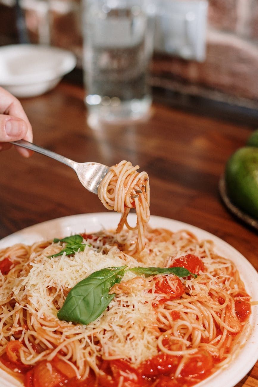 pasta, italiensk køkken, kulinariske kunst, kogehemmeligheder, al dente, autentisk opskrift, sauce, perfekt pasta, traditioner, mesterligt
