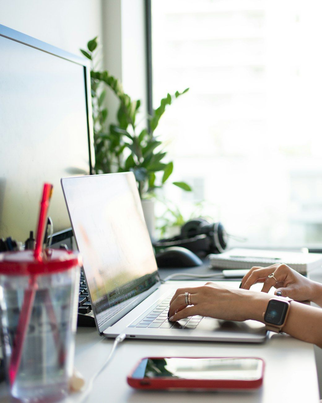 bureau à domicile, travail à distance, productivité, travail à domicile, bureau économique, meubles ergonomiques, organisation de l'espace de travail, conseils d'éclairage, équilibre travail-vie personnelle, décoration de bureau à domicile