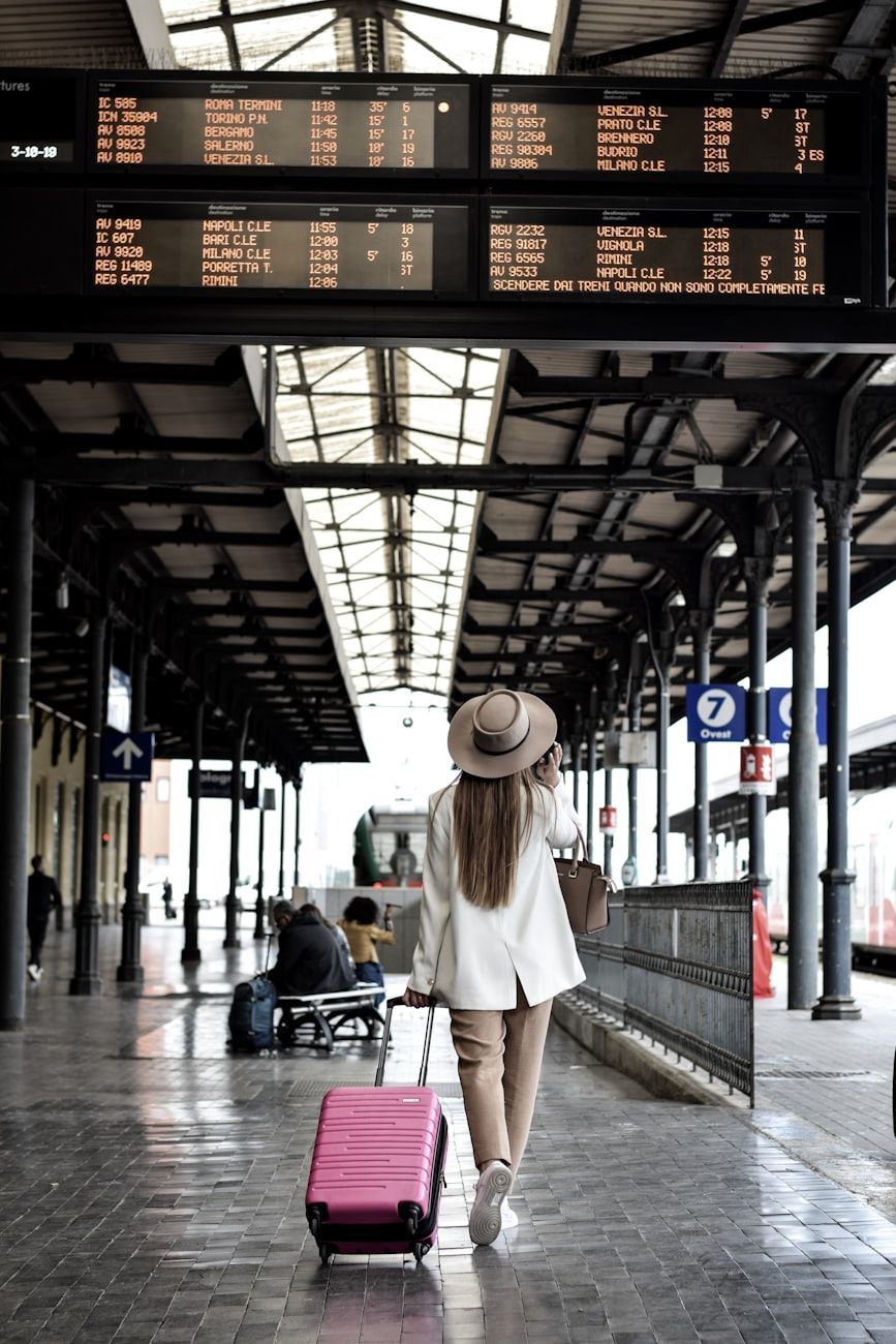 viajes de escala en aeropuertos, viaje de escala corta, turismo durante la escala, recorrido por la ciudad desde el aeropuerto, ideas para escalas de 6 horas, viajar entre vuelos, guía de viaje rápida, aventura de tránsito corto, ver un país rápidamente, consejos para escapar del aeropuerto
