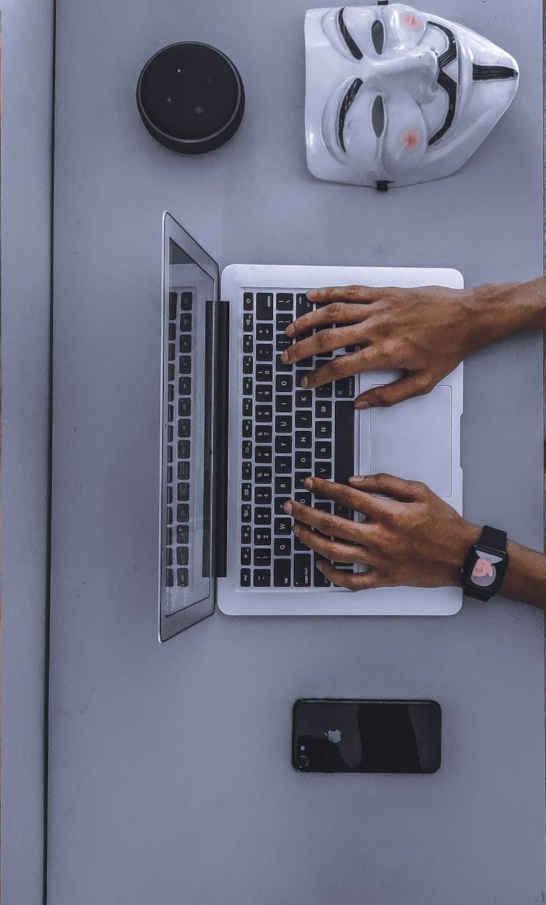 vpn, privacy online, protezione dati, crittografare connessione, navigazione anonima, sicurezza informatica, mascheramento IP, sicurezza wi-fi pubblica, restrizioni geografiche, sicurezza digitale