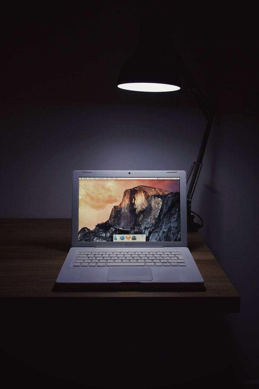 velocità laptop, potenziamento prestazioni, accessori di aggiornamento, SSD drive, upgrade RAM, cooling pad, GPU esterna, hub USB, supporto per laptop, consigli tecnologici