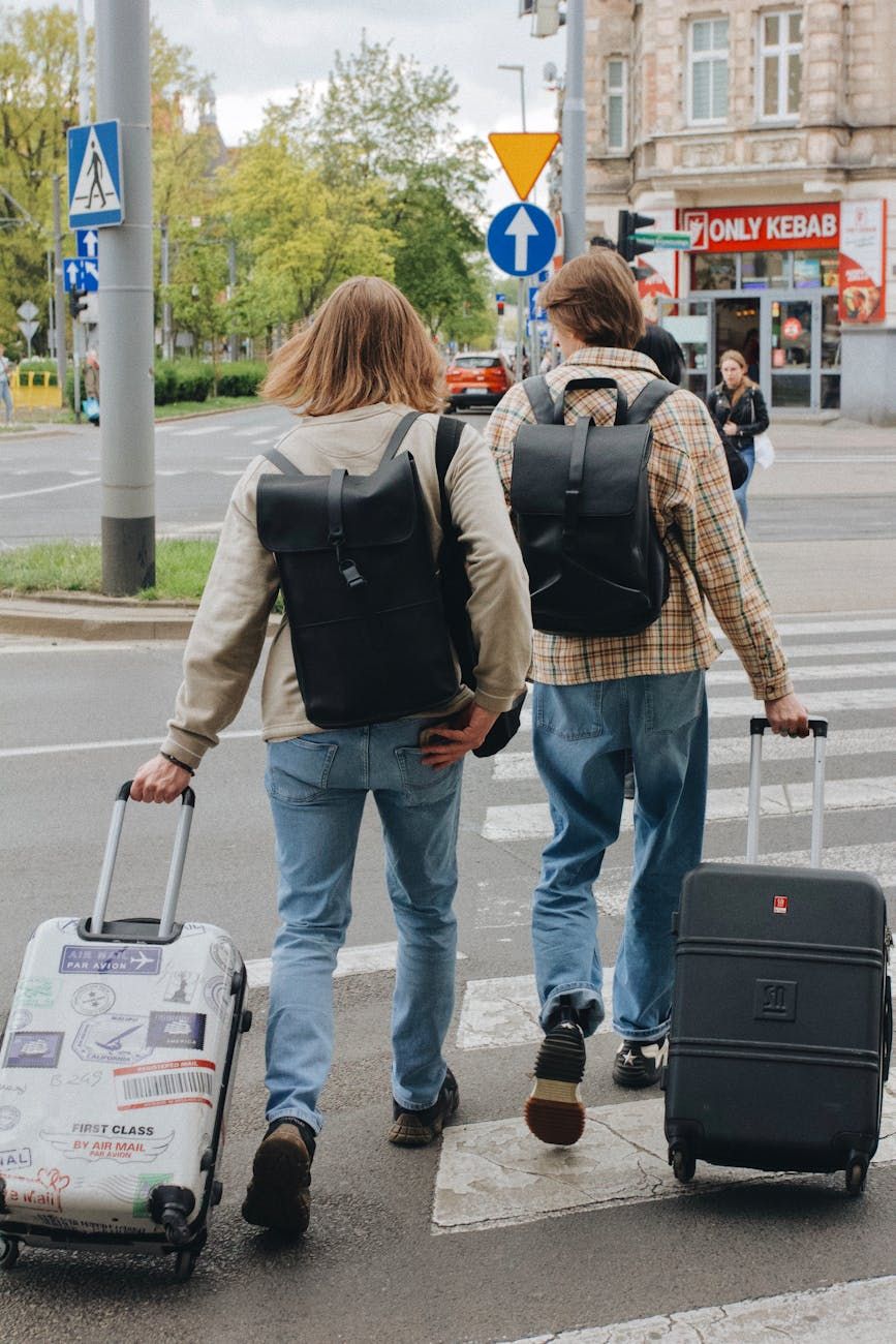 independent travel, tour operator, self-planned trip, organized tours, travel planning tips, pros and cons travel, budget travel options, flexible itinerary, guided travel experience, travel comparison guide