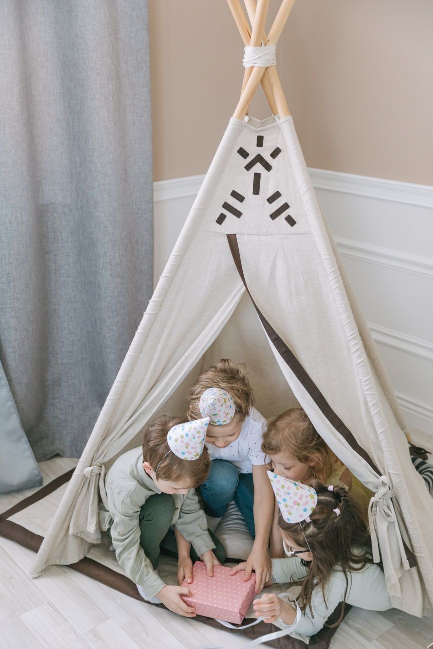 tiendas de campaña para jugar en interiores, tienda de campaña para niños, juego imaginativo, aventuras en interiores, juego creativo, escondite para niños, juego de simulación, espacio de juego acogedor, ideas para la sala de juegos, actividades interiores para niños