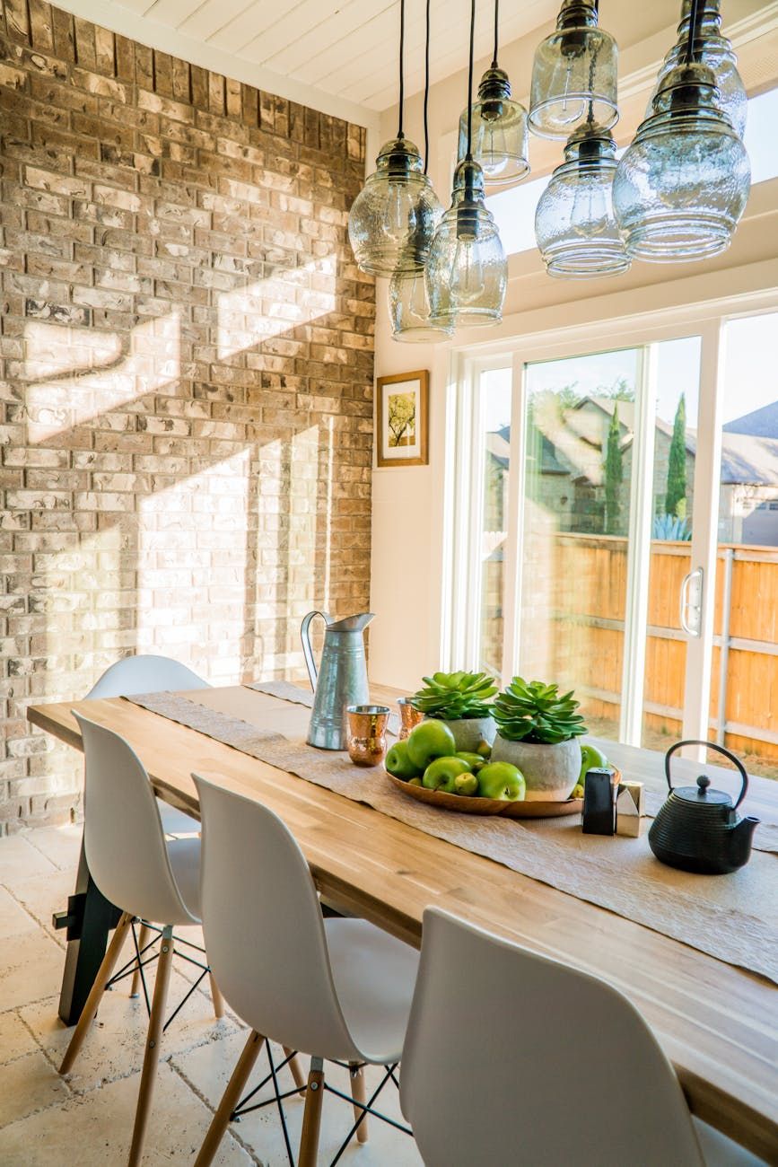 Meble wielofunkcyjne, minimalistyczny design, materiały zrównoważone, inteligentne rozwiązania meblowe, modułowe systemy mebli, kompaktowe rozwiązania mieszkalne, ekologiczne meble, innowacyjny design mebli, trendy współczesnych mebli, wszechstronne rozwiązania przestrzenne.