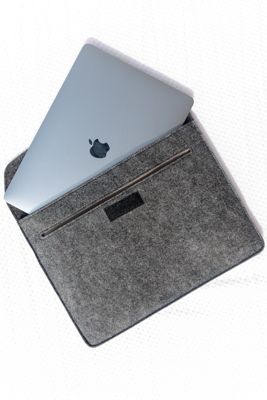 laptop sleeve, laptop case, protective laptop sleeve, laptop protection, notebook sleeve, padded laptop sleeve, waterproof laptop sleeve, laptop accessories, laptop bag alternative, how to choose laptop sleeve