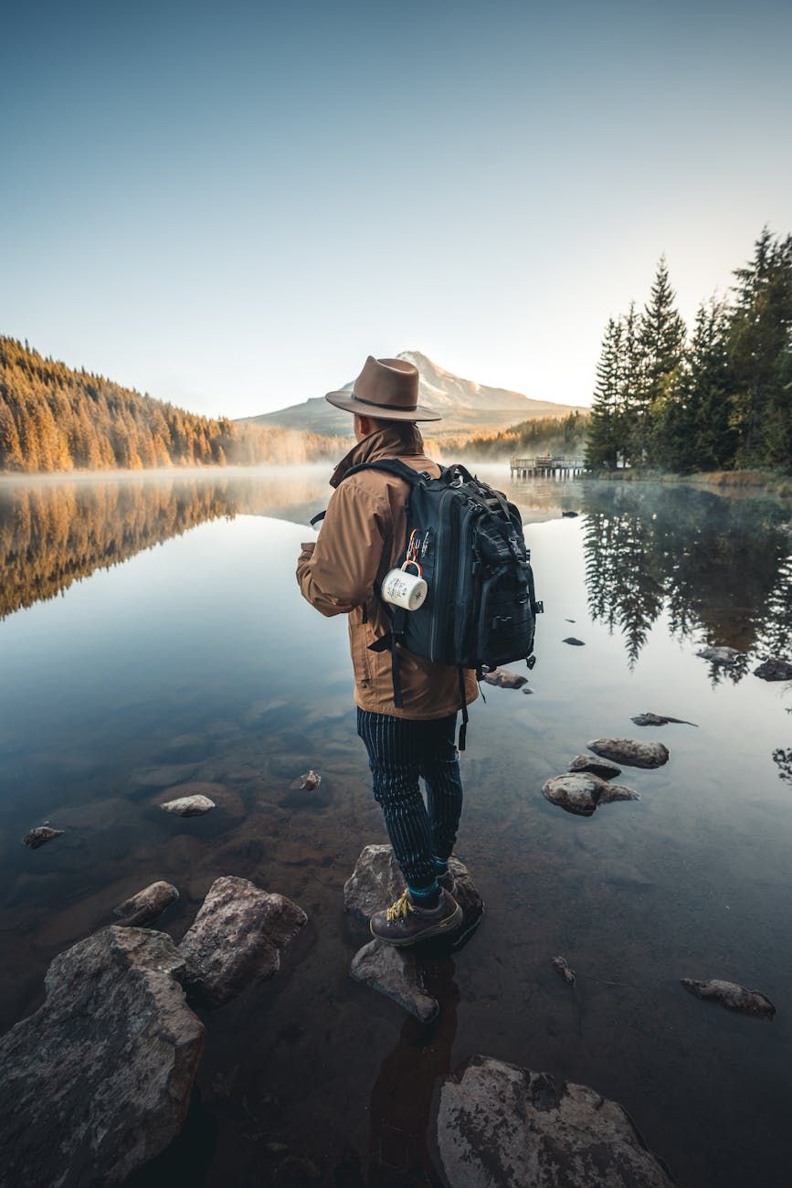 Capas de gorros para exteriores, mantenerse caliente al aire libre, los mejores sombreros para clima frío, capa base que absorbe la humedad, gorro aislante, gorra impermeable, técnicas de superposición, accesorios para clima frío, consejos para aventuras al aire libre, protección para la cabeza en invierno.