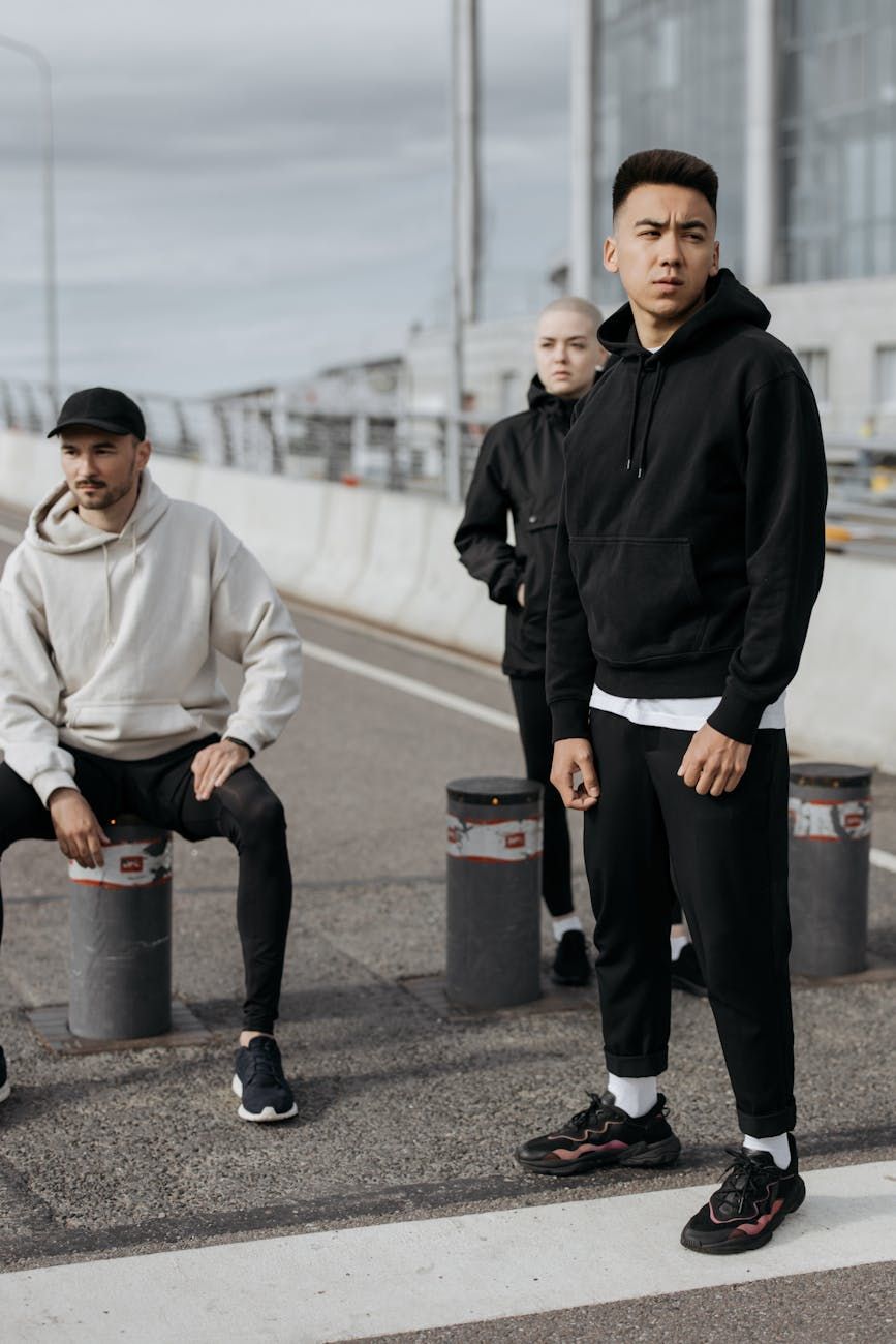 herre hoodie, hoodie outfit mænd, afslappet herretøj, gadestil-hoodie, urban mode herrer, hoodiekombinationer, herre fritidstøj, sporty outfit mænd, hverdagsstil mænd, moderne herremode