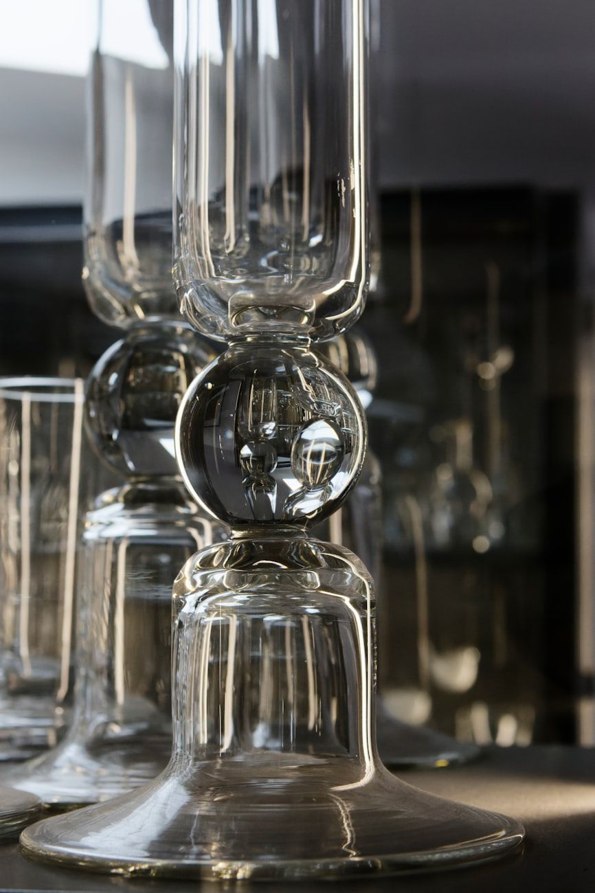 moderne Glas-Technik, Glasproduktion, smarte Fabriken, klares Glas, präzises Schmelzen, Qualitätskontrolle, Automatisierung Glas, Ofentechnologie, Materialreinheit, Glasinnovation