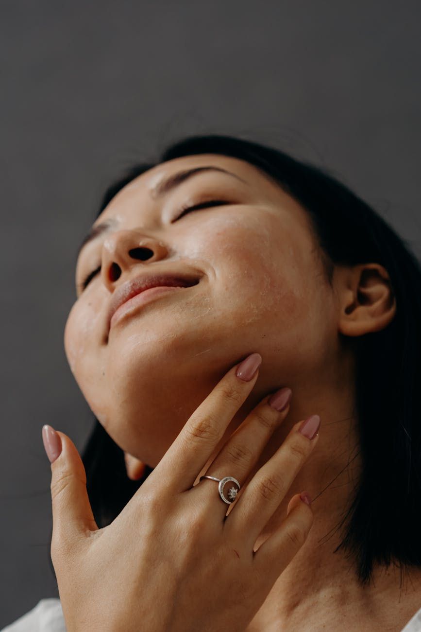 crèmes anti-âge, mythes des cosmétiques, efficacité des crèmes, soins de la peau, vieillissement cutané, ingrédients naturels, collagène, acide hyaluronique, recherches scientifiques, astuces de soins de la peau