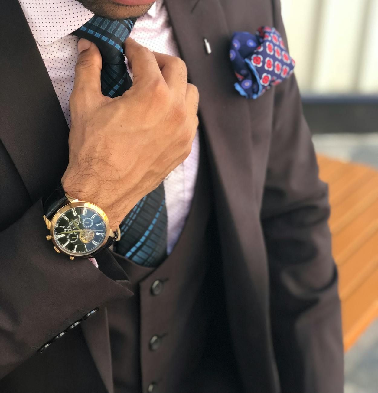 Męska elegancja, trendy mody męskiej, style zegarków na rękę, klasyczne zegarki, zegarki sportowo-eleganckie, minimalistyczne wyroby, inteligentna technologia, luksusowe zegarki, dodatki do mody, ponadczasowa elegancja.