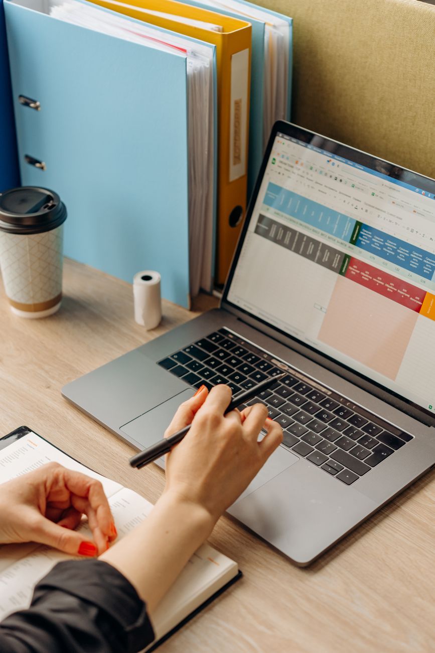 niezbędne programy, konfiguracja nowego komputera, programy, oprogramowanie komputerowe, narzędzia produktywności, oprogramowanie antywirusowe, przeglądarka internetowa, przechowywanie w chmurze, menedżer haseł, oprogramowanie do tworzenia kopii zapasowych