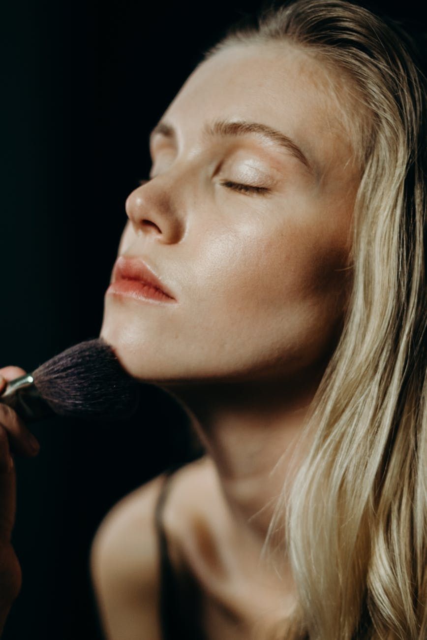 Trucco-No-Trucco, minimalismo, beauty senza trucco, trucco naturale, semplicità nei cosmetici, trucco leggero, bellezza naturale, stile no-trucco, cosmetici per minimalisti, tendenze della bellezza 2025