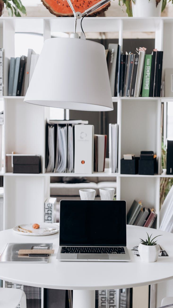 Lumière de bureau, Sélection des luminaires, Productivité au travail, Eclairage ergonomique, Conception d'éclairage, Efficacité énergétique, Types de luminaires, Niveaux d'illumination, Santé des yeux, Eclairage artificiel