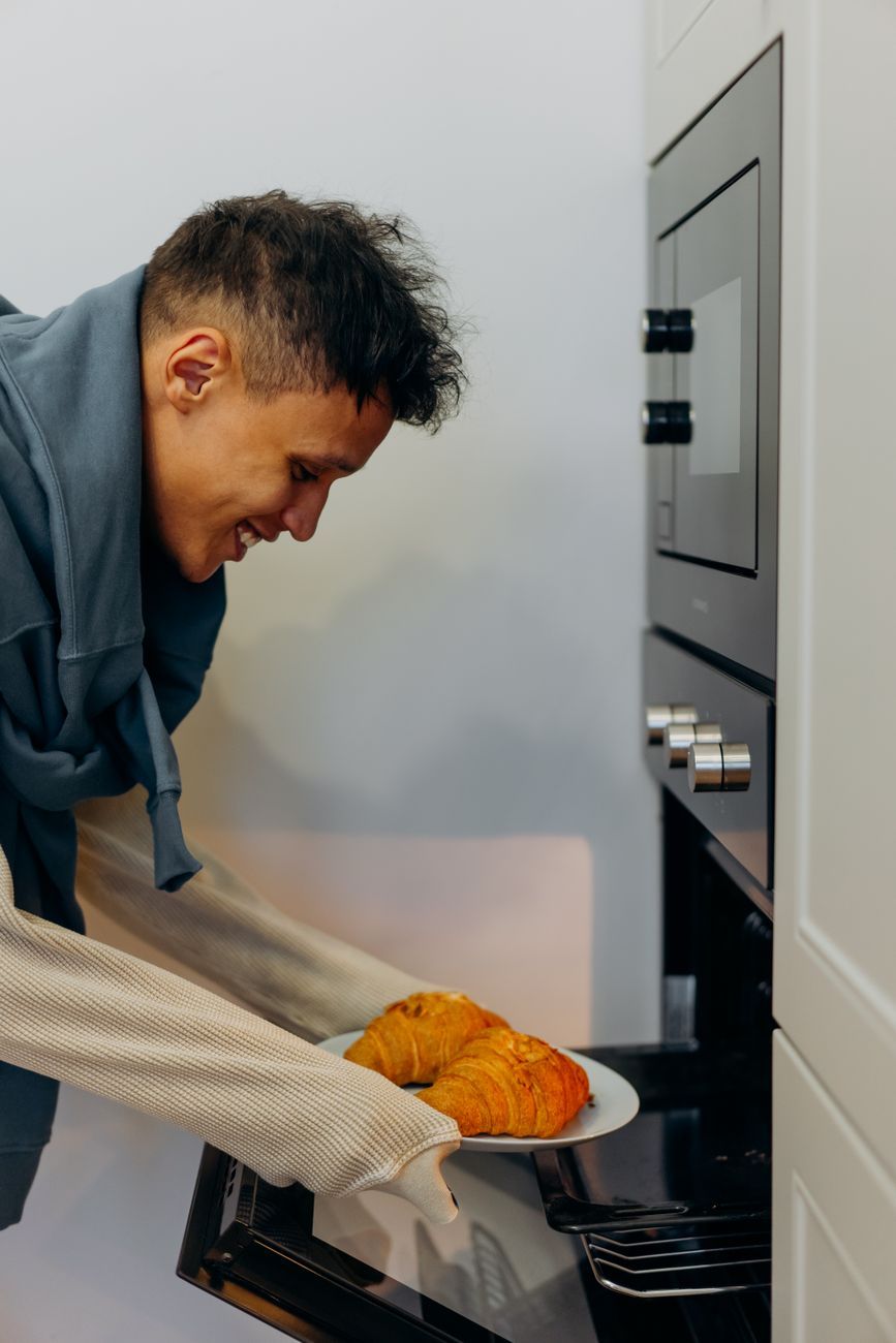 varmluftsfrityrugn, ugn med varmluftsfrityrfunktion, inbyggd varmluftsfrityr, konvektionsugn, varmluftsfritering, köksmaskiner, knaprig mat, energieffektivitet, varmluftsfrityralternativ, multifunktionsugn