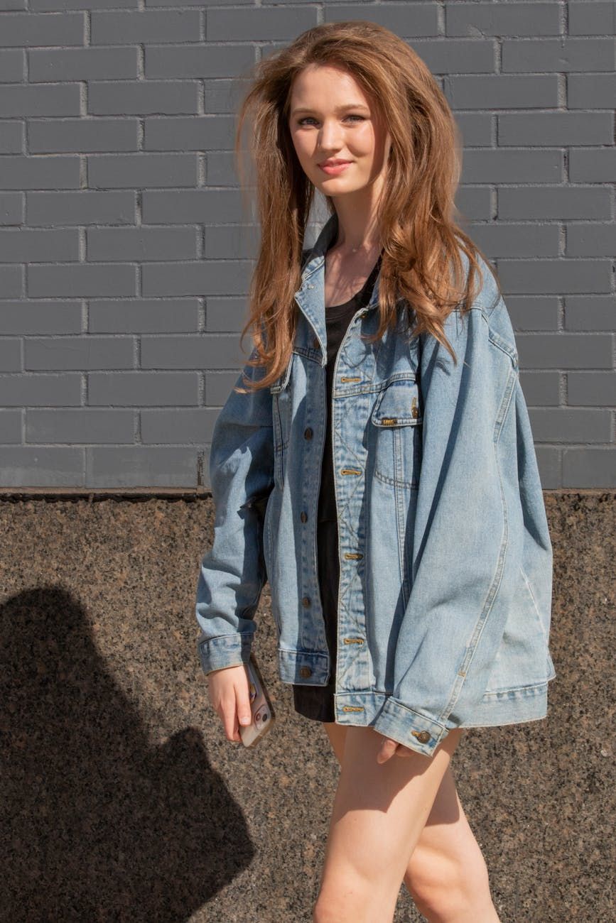 oversized denim jacket 2026, how to style denim jacket, oversized jean jacket outfits, denim trends 2026, street style denim looks, what to wear with denim jacket, casual outfit ideas 2026, layering oversized jacket, women fashion denim 2026, men oversized denim style
