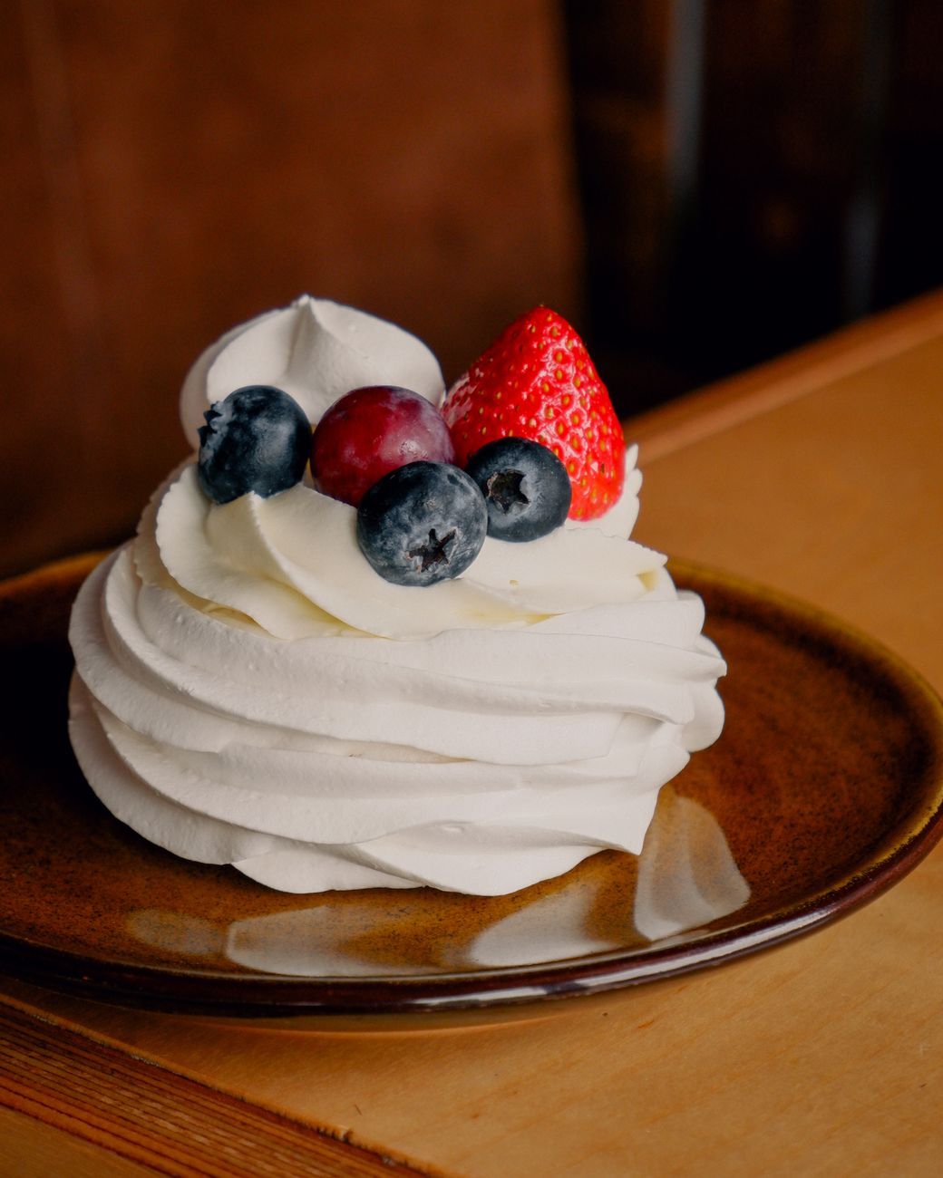 Pavlova dessert, Pavlova recept, historia om Pavlova, marängdessert, australisk dessert, nyzeeländsk dessert, krispig maräng, vispgräddessert, fruktpavlova, hemmagjord Pavlova