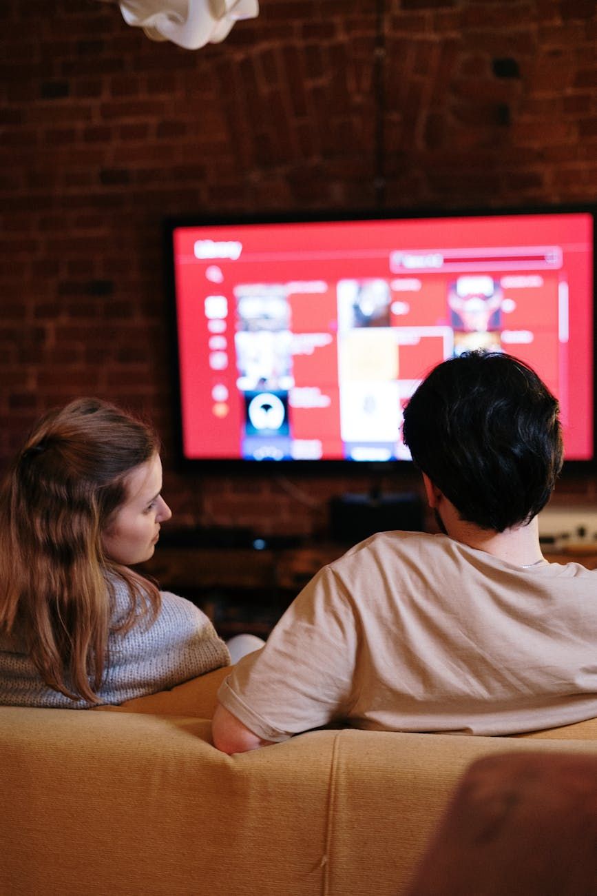 koti elokuvateatteri, äänentoistolaitteet, videolaitteet, surround-ääni, korkean määritelmän näyttö, soundbar-kaiutin, 4k resoluutio, immersiivinen ääni, kotiviihde, elokuvaelämys