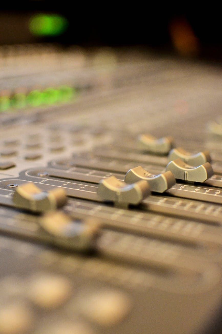 Mezcladores de DJ, controladores de DJ, platos de DJ, equipo de DJ profesional, sistema de sonido de club, configuración de DJ digital, tocadiscos para DJs, equipo de mezcla en vivo, compatibilidad de software de DJ, equipo de rendimiento de audio