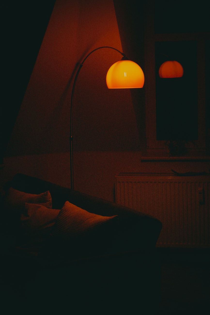 lámparas de luz roja, iluminación para dormir, luz roja antes de dormir, iluminación amigable para el sueño, ritmo circadiano, iluminación del dormitorio, luz cálida, calidad del sueño, exposición a la luz por la tarde, beneficios de la luz roja