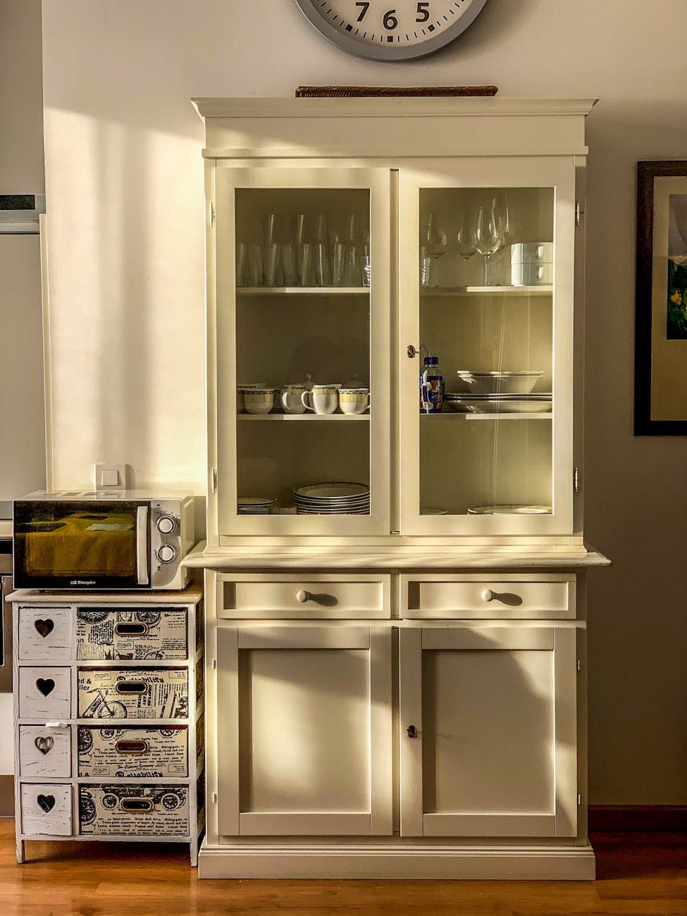 aparador retro, muebles vintage, modernismo de mediados del siglo, diseño de interiores retro, decoración de aparador vintage, mobiliario para el hogar moderno, gabinete de almacenamiento antiguo, sala de estar retro, estilo vintage escandinavo, ideas de decoración interior