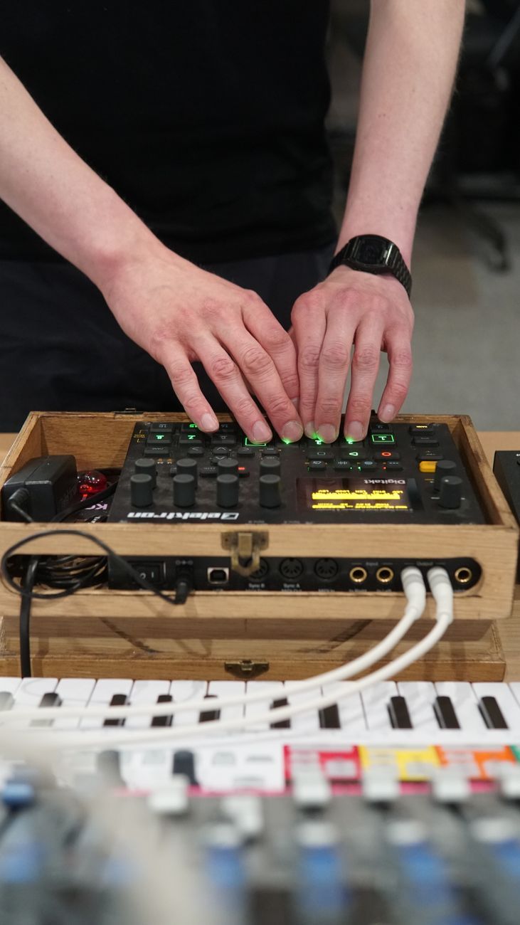 sampler, músicos principiantes, producción musical, creación de ritmos, muestreo, creación de pistas, grabación en casa, software musical, música electrónica, muestras de audio