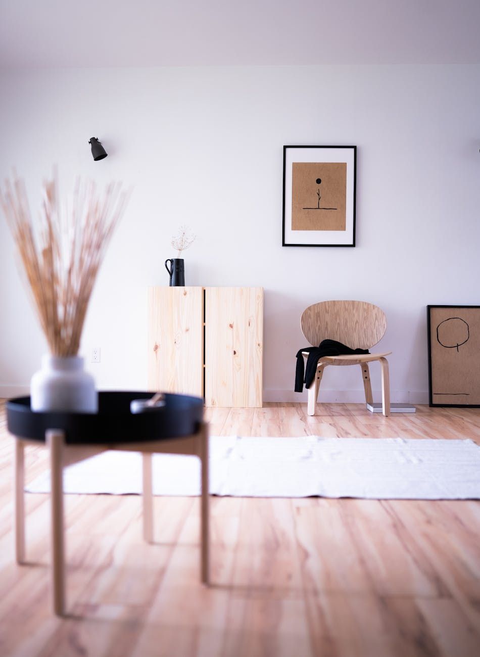 skandinaviske møbler, nordisk hjemmedekor, minimalistiske møbler, koselig stue, moderne skandinavisk stil, tre møbeldesign, enkelt hjemmeinteriør, funksjonelle møbler, hyggelig hjemmeideer, rene interiør estetikk