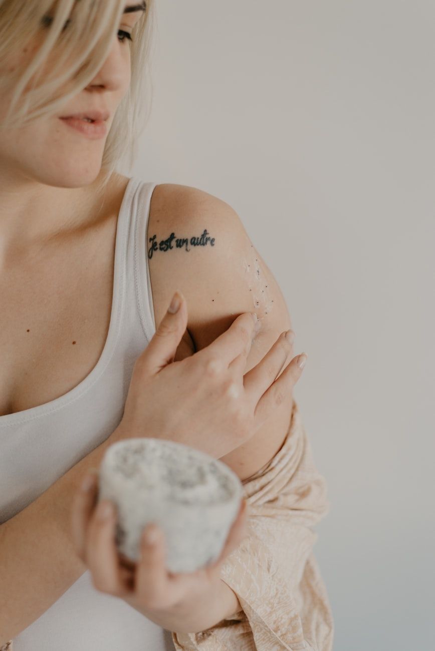 zeezout lichaamsscrub, exfoliërende scrub, gladde huid, natuurlijke huidverzorging, lichaamsexfoliatie, stralende huid, voordelen van zoutscrub, spa thuis, huidvernieuwing, huidverzorgingsroutine