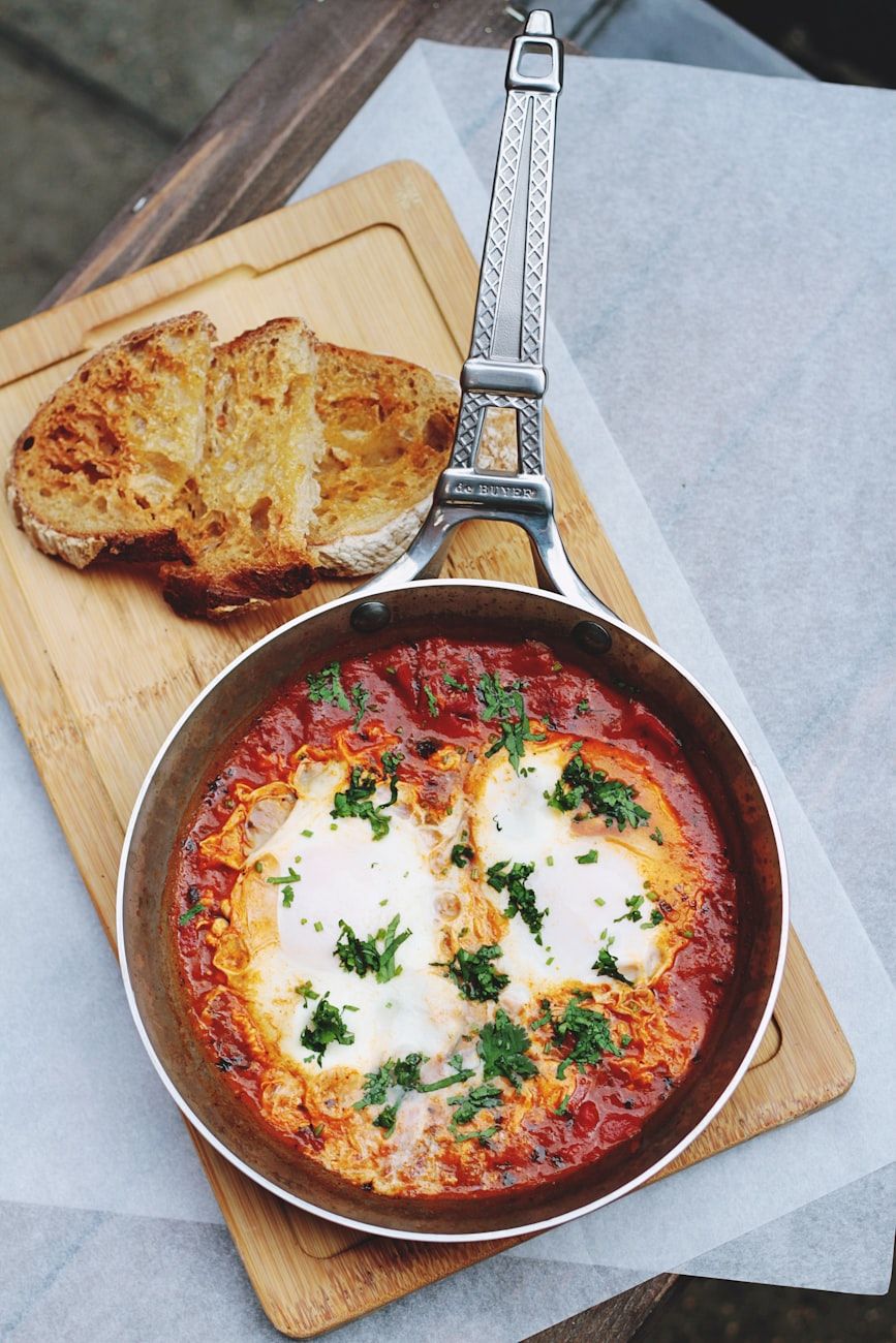 receita de shakshuka, pequeno-almoço fácil, prato do Médio Oriente, ovos em molho de tomate, brunch rápido, ovos picantes, receita de frigideira, pequeno-almoço saudável, refeição de 20 minutos, culinária caseira