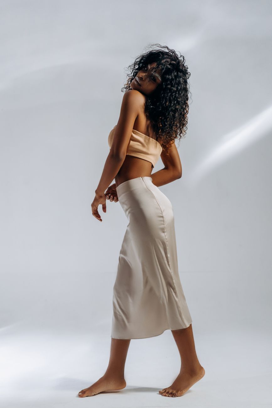 falda de seda 2026, cómo estilizar una falda de seda, tendencias de moda 2026, tendencias de moda femenina 2026, conjuntos de falda de seda de seda, looks elegantes de falda midi, cómo usar una falda de seda, ideas de conjuntos casuales y de noche, falda de seda con zapatillas, piezas de moda imprescindibles 2026
