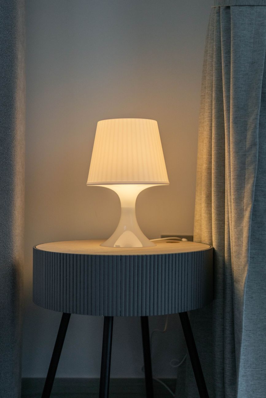 smart bedside lamps, smart bedroom lighting, bedside lamp features, voice control lamp, dimmable bedside lamp, smart home lighting, sleep-friendly lighting, adjustable color temperature, bedside reading lamp, smart lighting automation