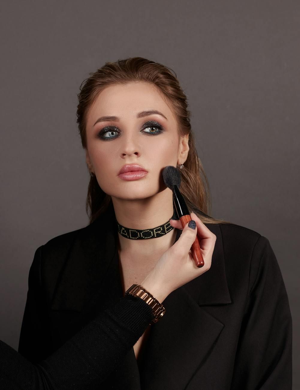 Ojos ahumados, maquillaje principiantes, tutorial de maquillaje de ojos, guía paso a paso, consejos de maquillaje, ojos dramáticos, difuminado de sombras de ojos, tutorial de belleza, look perfecto, maquillaje para principiantes