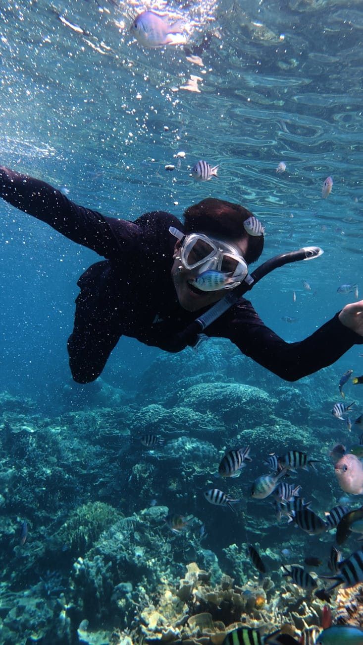 snorkeling for beginners, beginner snorkeling tips, snorkeling equipment, first snorkeling adventure, snorkeling safety, how to snorkel, snorkeling mask and fins, underwater exploration, snorkeling guide, tropical snorkeling destinations