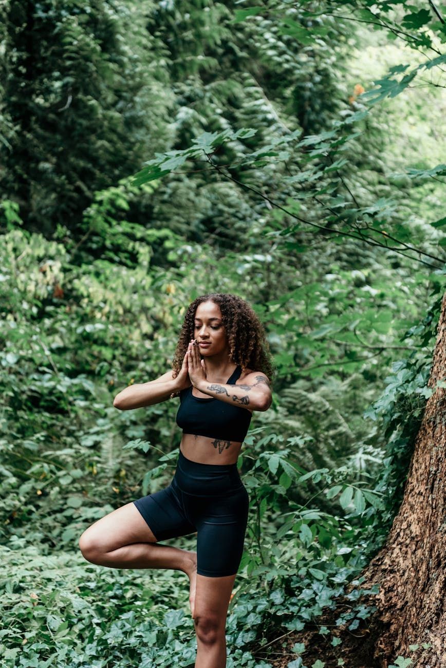 Sporty chic mode, athleisure trend, performance wear, høj mode, aktivtøj styling, alsidig lagdelt påklædning, atletisk-inspirerede tilbehør, komfort møder stil, sporty gade mode, modefremadrettet atletik.