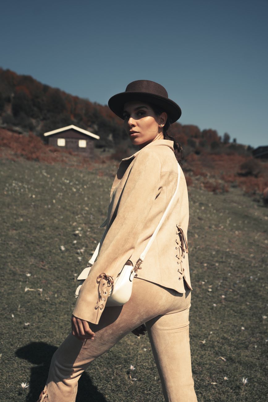 suede fashion, suede trend 2026, suede clothing, suede accessories, fashion trends, suede jackets, suede shoes, retro fashion, autumn fashion, suede comeback