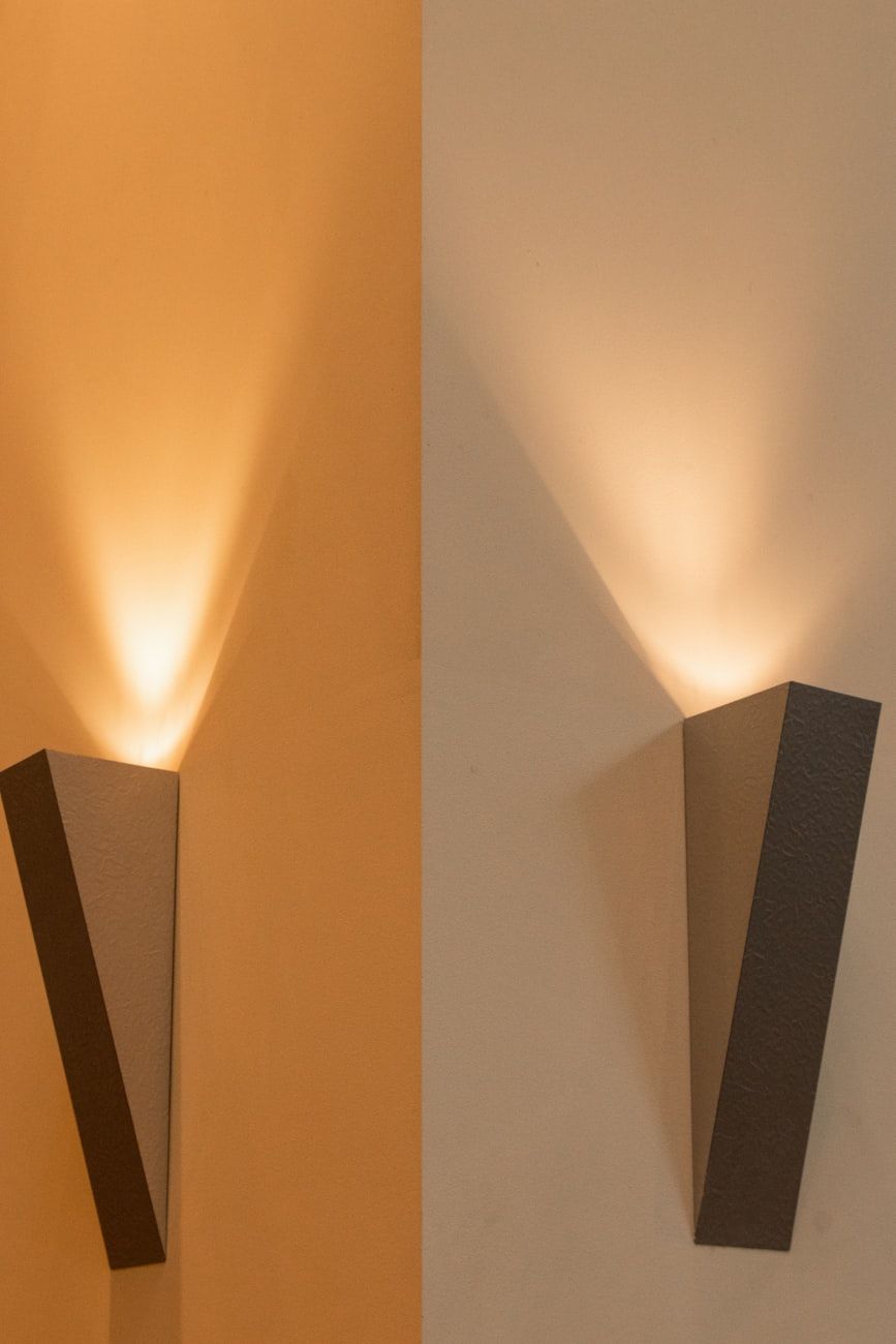 lámparas de mesa, lámparas de pie, apliques de pared, diseño de iluminación, ideas de iluminación para el hogar, cómo elegir lámparas, combinar luminarias, consejos de iluminación interior, iluminación moderna, iluminación ambiental