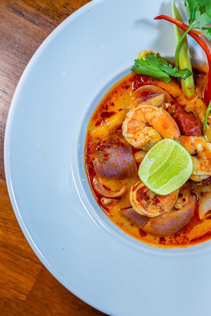 Cuisine thaïlandaise, soupe Tom Yum, recette maison, ingrédients thaïlandais, soupe épicée, cuisine asiatique, citronnelle, soupe aux crevettes, plat thaïlandais facile, saveur thaïlandaise authentique