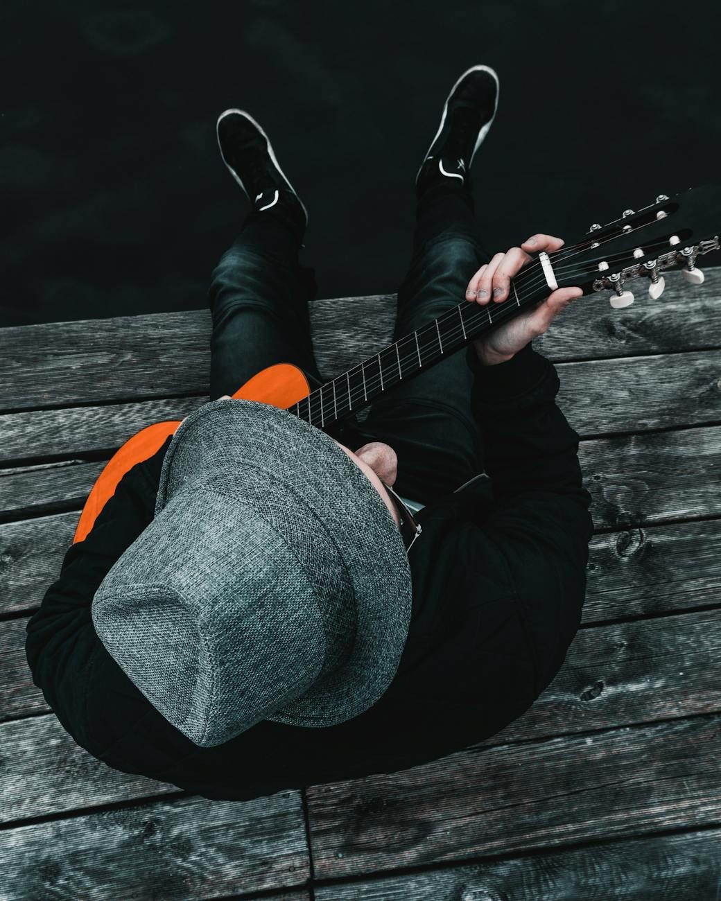 Artesanía de guitarras, Métodos tradicionales, Tecnologías innovadoras, Elaboración a mano, Materiales de guitarra, Historia de la guitarra, Patrimonio cultural, Diseño moderno, Propiedades acústicas, Fabricación sostenible.