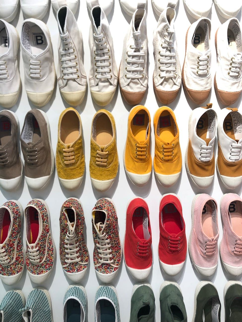 travel shoes, city walking, comfortable footwear, sneakers, hiking shoes, walking sandals, ballet flats, travel boots, versatile shoes, packing tips