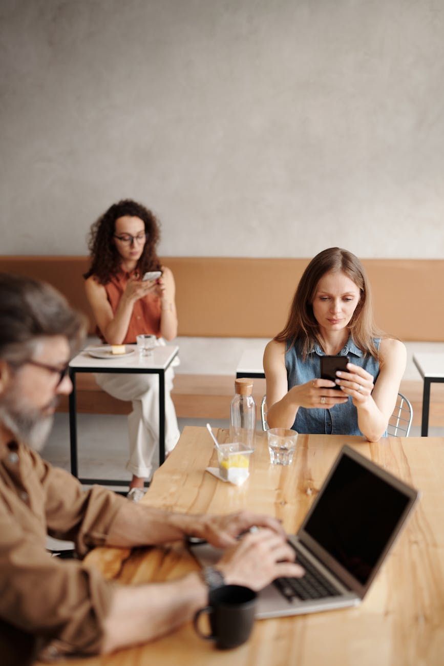 public Wi-Fi security, cybercrime prevention, data theft risks, online privacy protection, secure internet browsing, Wi-Fi hacking methods, network security tips, public hotspot dangers, cybersecurity awareness, personal data safety