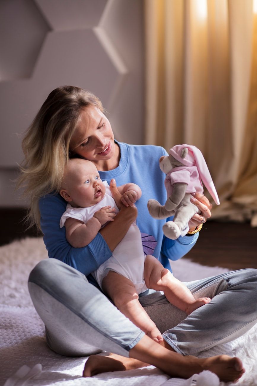 elementos esenciales para nuevas mamás, primeros meses con el bebé, conceptos básicos del cuidado del recién nacido, consejos para la recuperación posparto, indispensables para bebé, guía para nuevas madres, consejos para la maternidad temprana, lista de elementos esenciales para el recién nacido, vida con un recién nacido, apoyo para nuevas mamás