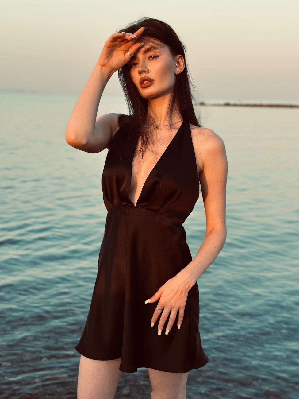 pequeño vestido negro, tendencias en vestidos negros, moda atemporal, elegante vestido negro, vestido de cóctel moderno, estilo clásico de mujer, look elegante para la noche, estilo de moda minimalista, outfit negro versátil, vestido de moda contemporánea