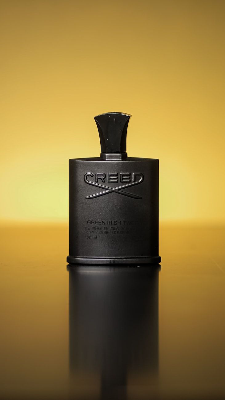 perfumes, primeras impresiones, aromas inolvidables, fragancia distintiva, perfumes de lujo, aroma atemporal, psicología del olfato, guía de perfumes, consejos de fragancias, perfume de larga duración
