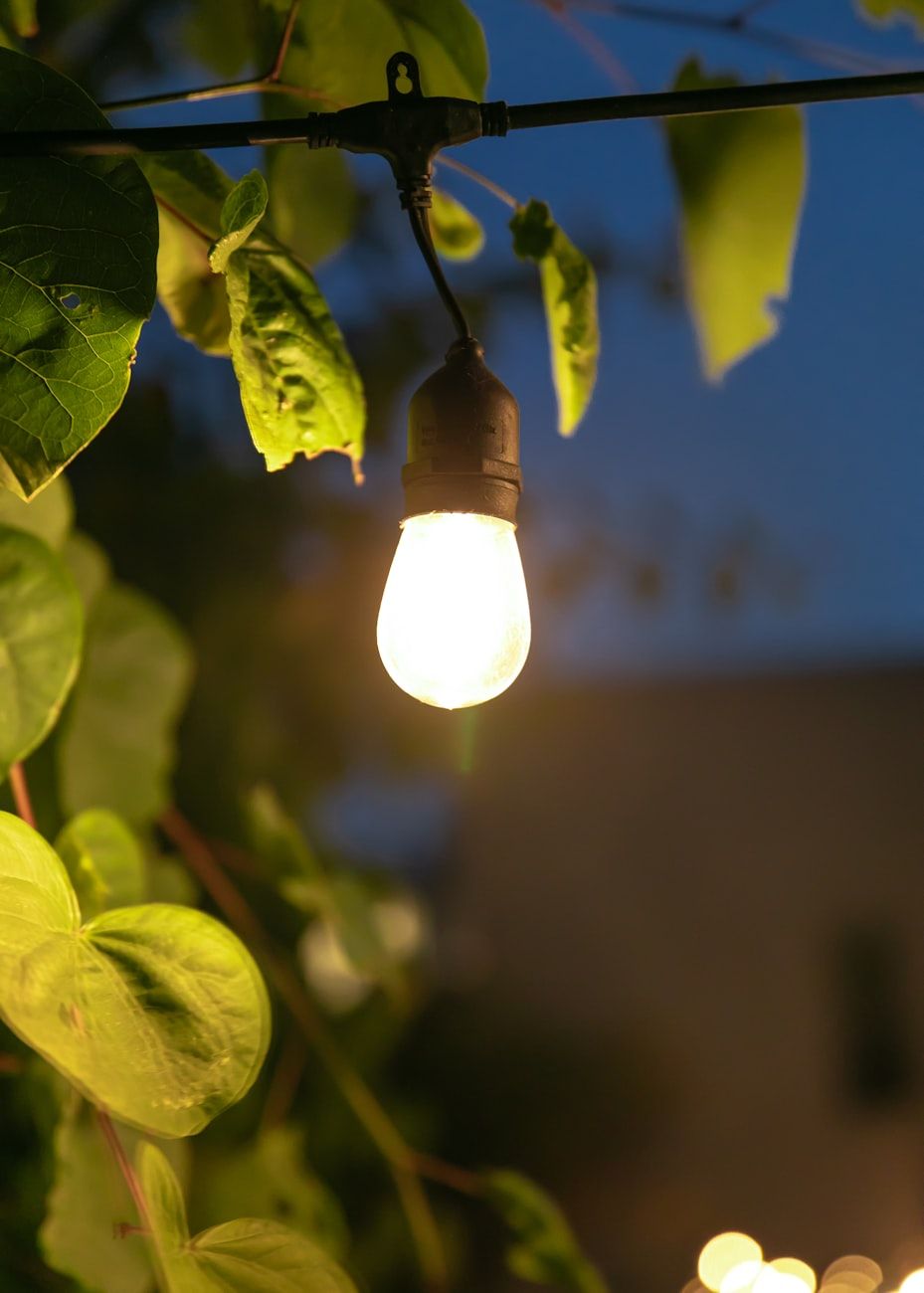 lista de verano, muebles de exterior, herramientas de jardín, protector solar, set de picnic, hamaca, elementos esenciales para barbacoas, equipo de senderismo, ventilador de enfriamiento, artículos de aventura