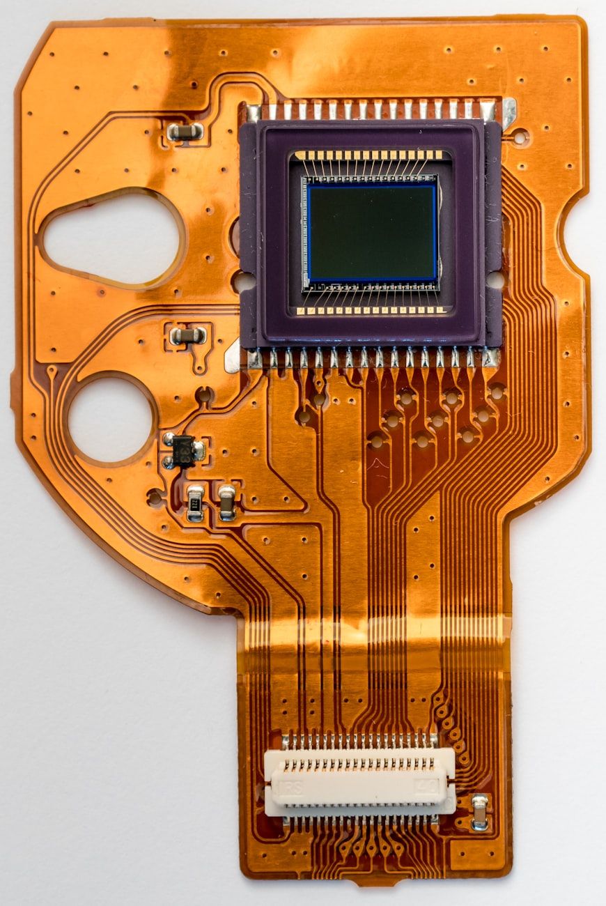 gadget 2025, innovazioni tecnologiche, intelligenza artificiale, casa intelligente, elettronica indossabile, realtà virtuale, dispositivi 5G, droni autonomi, caricatore portatile, smartphone innovativi