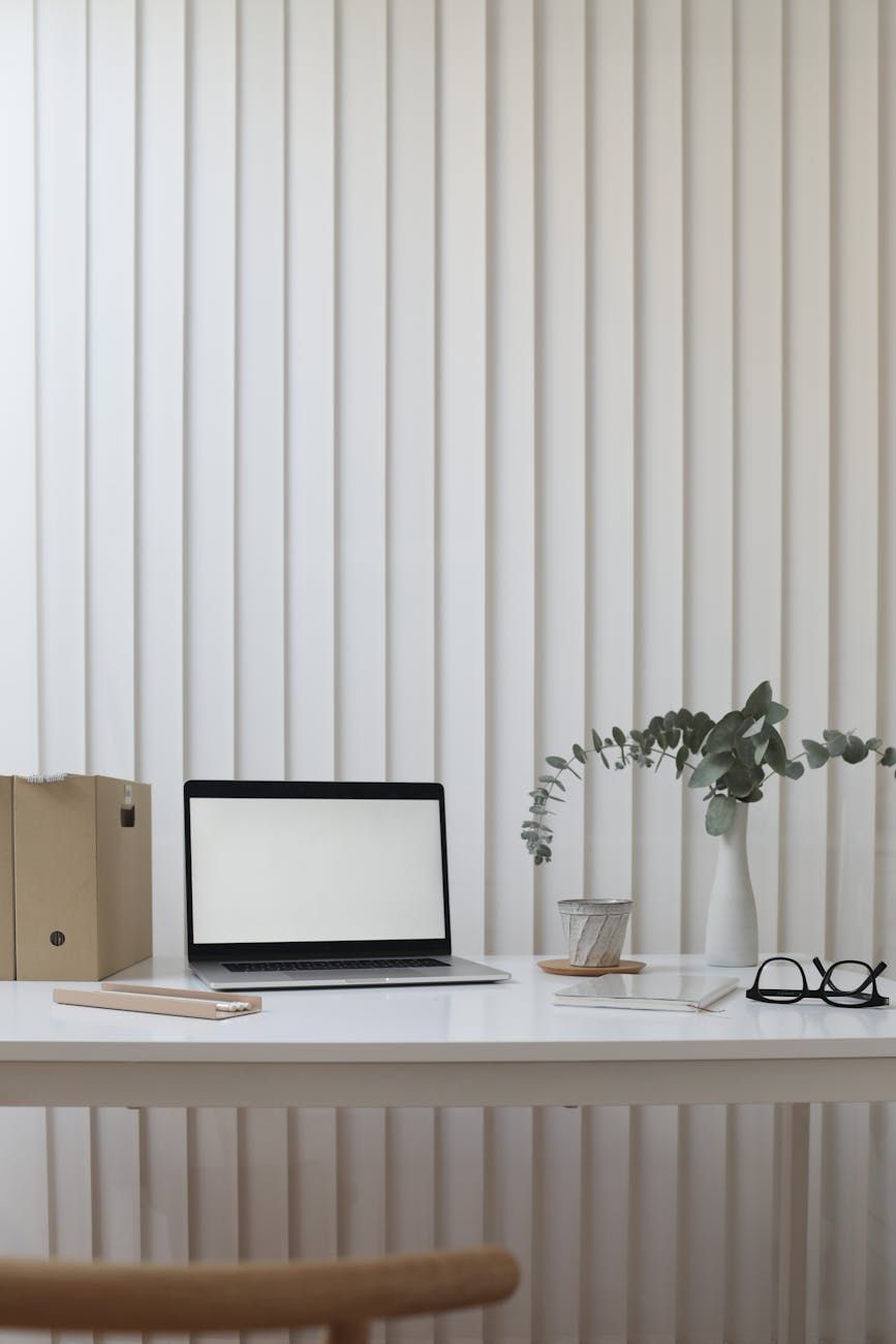 fournitures de bureau, outils de productivité, accessoires de bureau ergonomiques, organisation de bureau, gadgets de bureau, essentiels de la journée de travail, fournitures de bureau à domicile, conseils de productivité au bureau, accessoires de bureau, efficacité au bureau