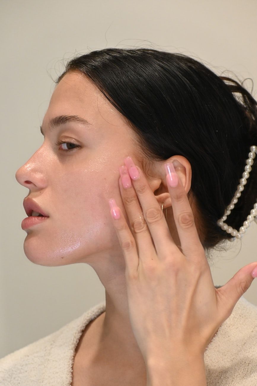 hudpleje, aktive ingredienser, sund glød, strålende hud, anti-aging, fugtighedsboost, klar teint, skånsom eksfoliering, hudbarriere, skønhedsrutine