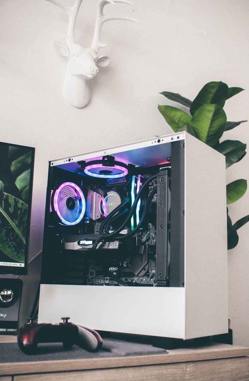 errores al construir un PC, errores comunes en la construcción de PC, cómo construir un PC, consejos de ensamblaje de PC, construcción de PC para principiantes, compatibilidad de partes de PC, errores de refrigeración en PC, selección de fuente de alimentación, manejo de cables de PC, guía de DIY PC