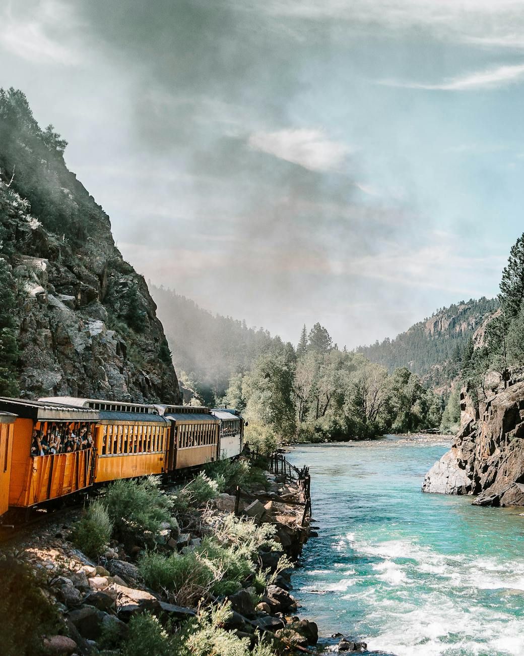 Voyages romantiques, Itinéraires de chemin de fer pittoresques, Meilleurs trains pour les couples, Voyages isolés, Vues depuis la fenêtre du train, Itinéraires exotiques, Voyager ensemble en train, Paysages naturels, Trains de luxe, Expériences inoubliables