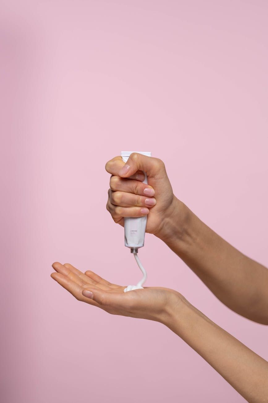 crème pour les mains en hiver, soins des mains, peau sèche, mains gercées, crème hydratante, baume nourrissant, protection de la peau, meilleures crèmes pour les mains, soins par temps froid, réparation de la peau