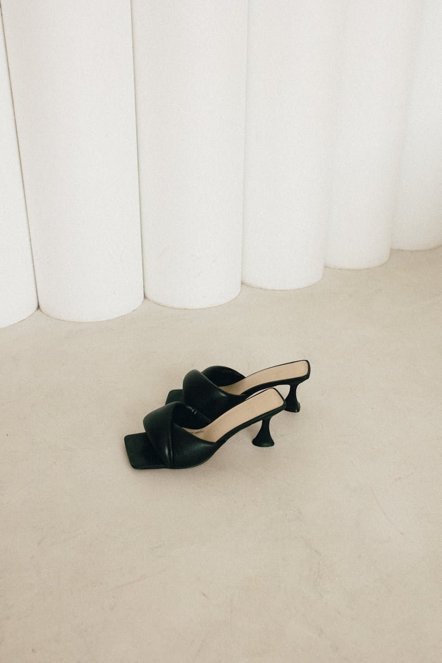 Summer footwear, Women's shoes, Sandals, Wedges, Style, Comfort, Versatility, Fashion, Heels, Trends

Translation: Summer footwear, Women's shoes, Sandals, Wedges, Style, Comfort, Versatility, Fashion, Heels, Trends